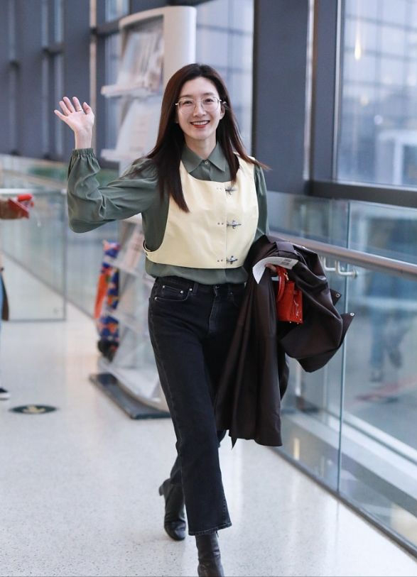 江疏影謊報年齡了吧！敢素顏走機場，這牛奶肌比十八歲少女還嫩