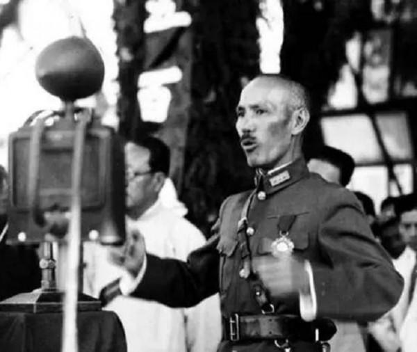 1948年底，一架國民黨軍飛機轟炸蔣介石，可惜炸偏了