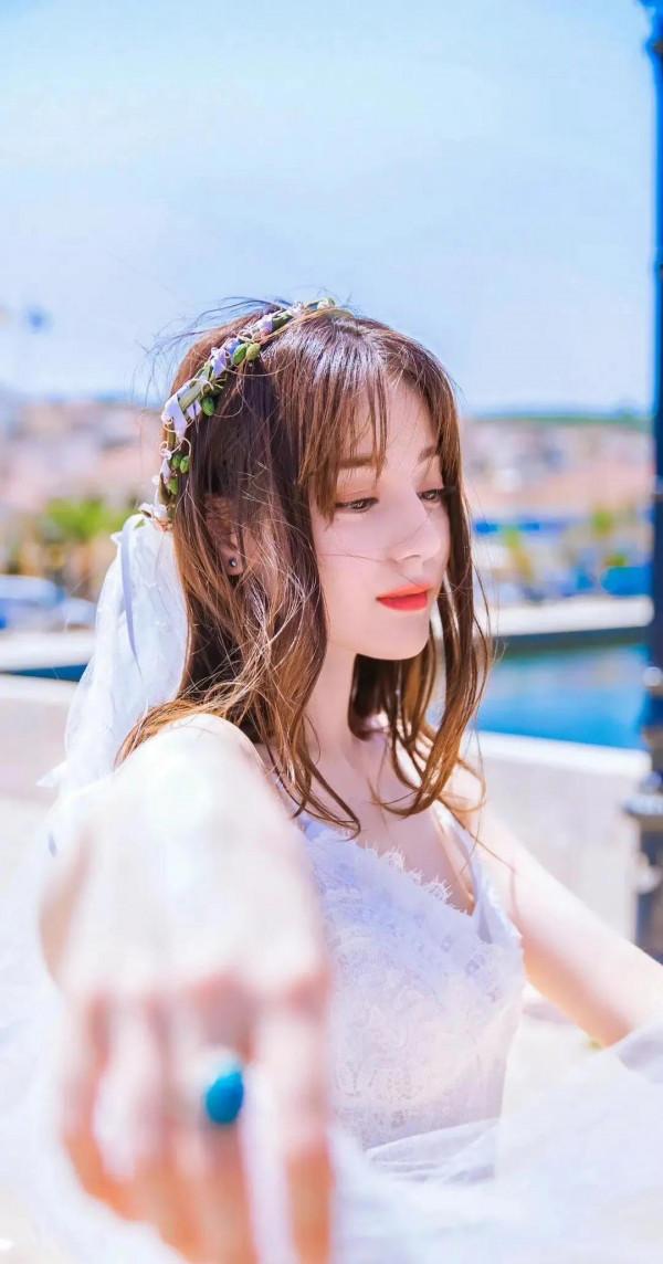 迪麗熱巴禮服造型溫柔知性