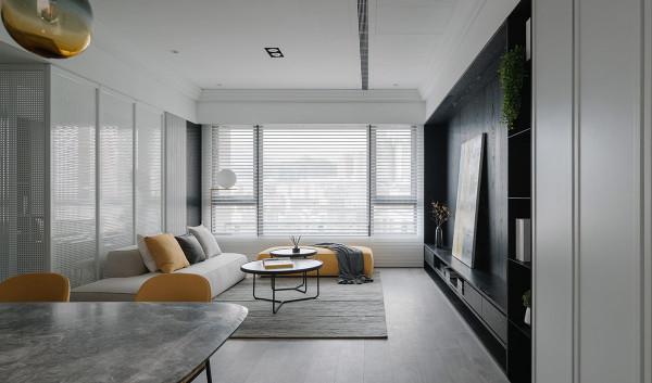 陽光明媚，灰白相間的公寓