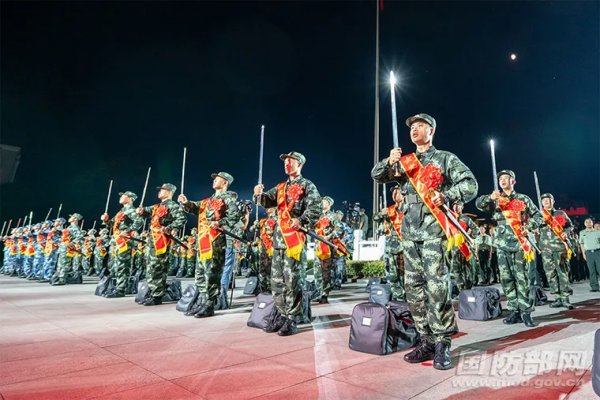 動真格！人手一把佩劍，帥炸背後有深意