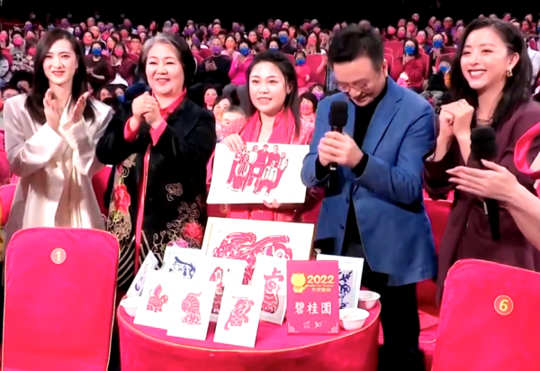 元宵晚會最驚豔女星：萬茜金絲絨，金晨粉嫩，林允穿著剪紙出來了