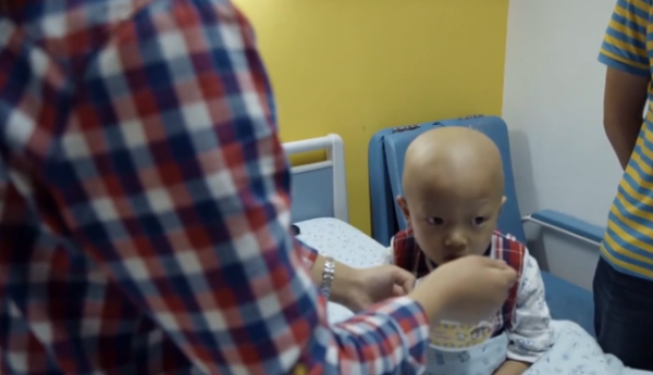 真實故事：安徽4歲男孩患惡性腫瘤，手術時被迫中止，父母痛哭