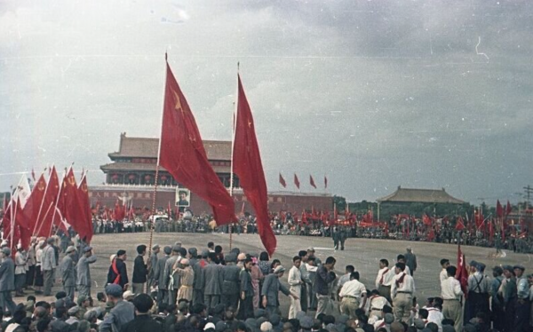 北平被60萬噸垃圾覆蓋，天安門也破爛不堪，臨近開國大典如何應對