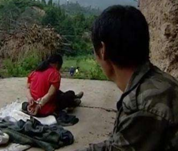 用鐵鏈將妻子鎖在豬圈11年，還想賣女兒，卻被稱絕世好男人