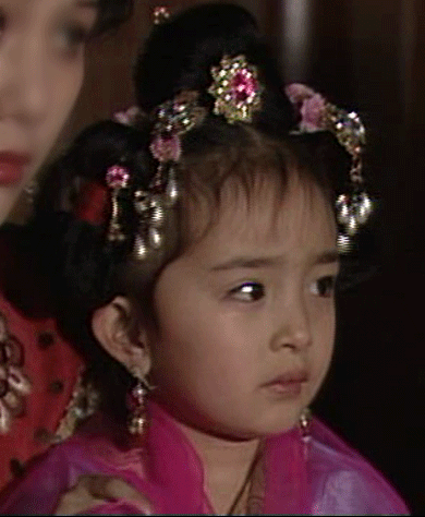 楊冪珍貴童年動圖，太可愛了，我不允許你們還沒見過