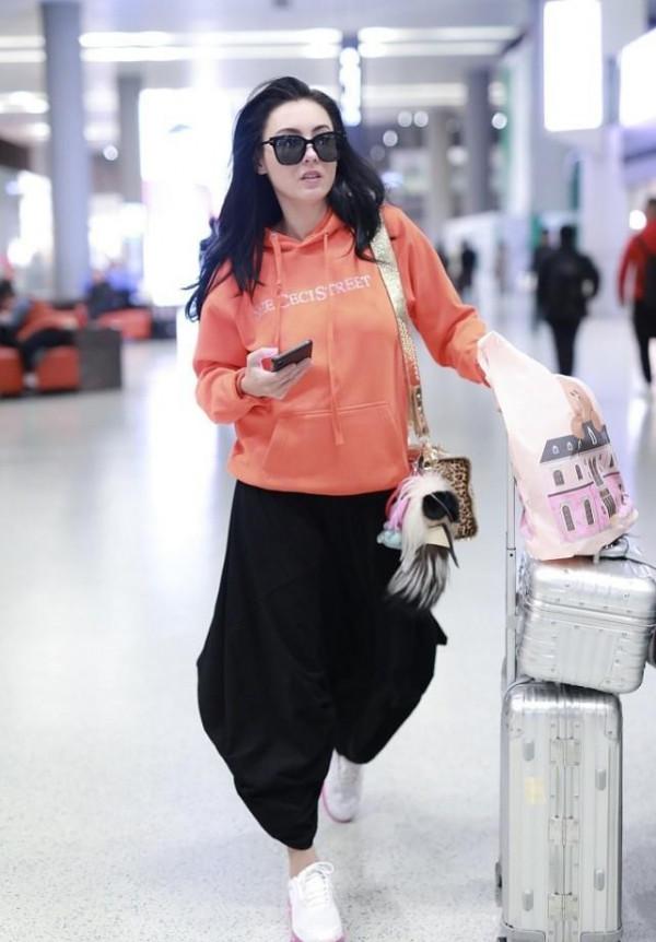 張柏芝臉上一點皺紋都沒有，穿一般人都不會買的熒光色，也不土