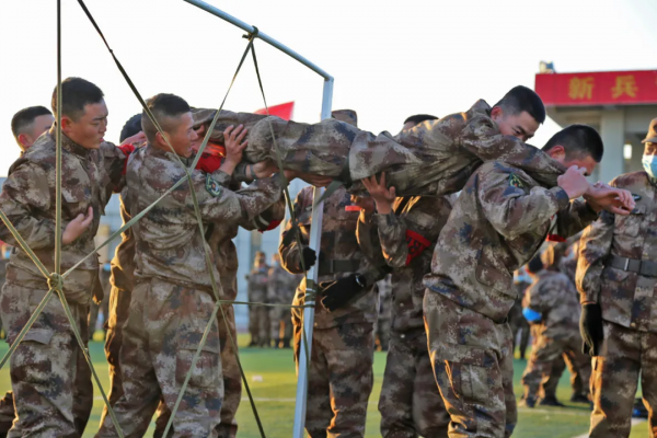 速來圍觀!看新兵如何“玩轉”軍體運動會 速來圍觀!看新兵如何“玩轉”軍體運動會