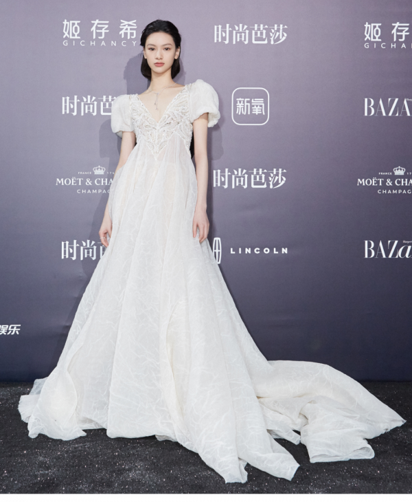 在百花叢中，選出了7位候選人，盤點她們整一年的紅毯造型