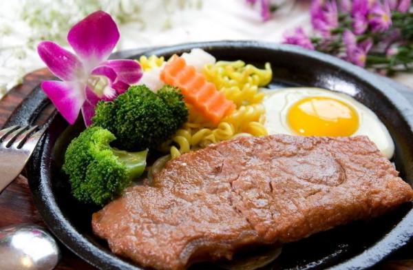 吃牛排時,為何旁邊要放一顆溏心蛋?看完後漲知識了 吃牛排時,為何旁邊要放一顆溏心蛋?看完後漲知識了