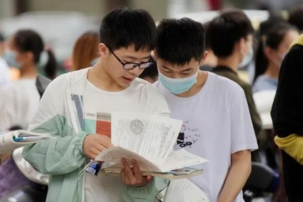 家長提議取消中考,把高中也納入義務教育階段,教育部給出回應 家長提議取消中考,把高中也納入義務教育階段,教育部給出回應