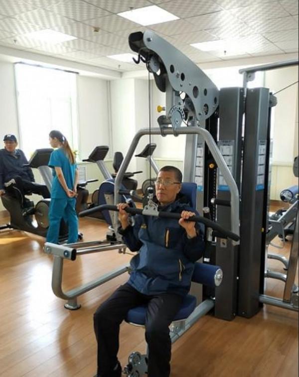 2000年，老漢移植小夥心臟性情大變，瘋狂作詩99首，做夢被人追殺