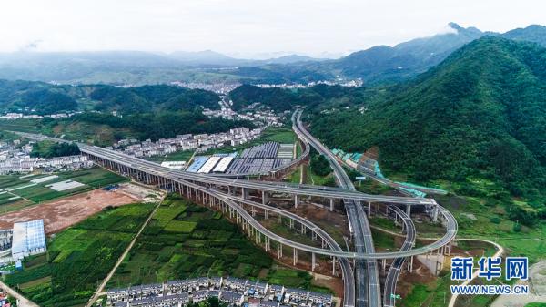 沿著高速看中國丨路通產業興 竹山換新顏