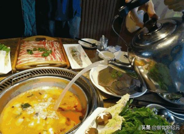 吃火鍋時,服務員問“加湯嗎”,其實是告訴你這3點,不懂就尷尬 吃火鍋時,服務員問“加湯嗎”,其實是告訴你這3點,不懂就尷尬