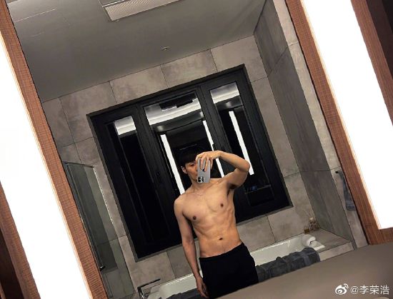 李榮浩曬身材肌肉明顯 卻被粉絲提醒注意腋下管理