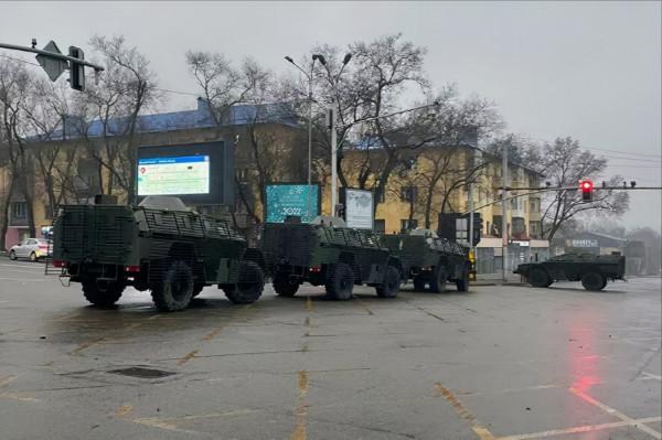 無需警告直接開火!2萬名暴徒襲擊阿拉木圖，哈總統：不投降就消滅