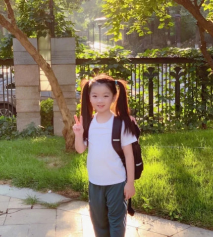 有種“整容”叫阿拉蕾長大了，看到她笑的那刻：又一個00後女神