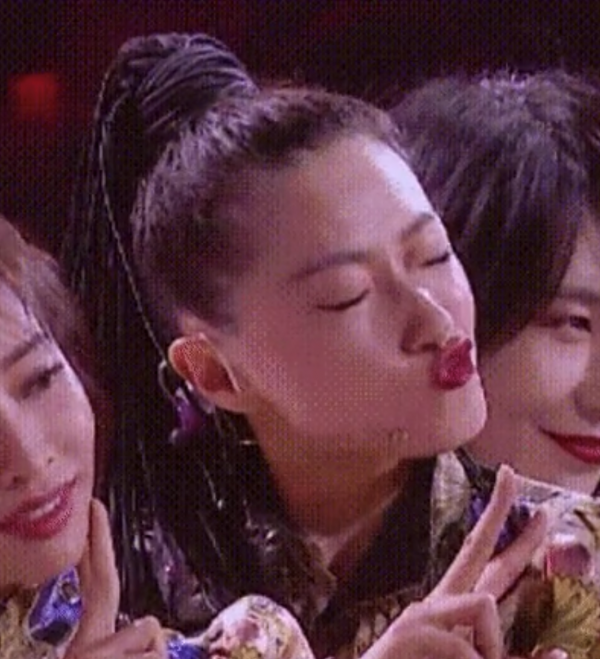 熱巴吐舌、萬茜嘟嘴、倪妮撩頭髮，女星油膩起來就沒男星什麼事了