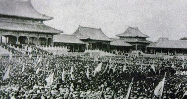 1988年，人大會議上鄧小平正要抽菸，收到陌生紙條：請你不要吸菸