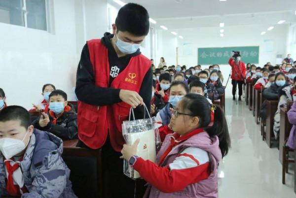 不慎打碎學生“上萬元”的杯子，家長要求老師全款賠償，這合理嗎