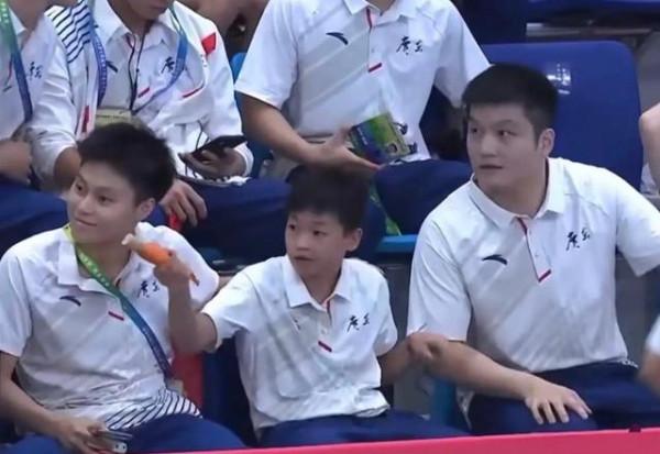 全紅嬋小鳥依人，趴在樊振東的肩膀，坐在旁邊的許昕有些“吃醋”