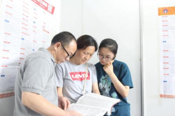 醫學生就業現狀，有人畢業就有40萬安家費，有人掏錢也找不到工作