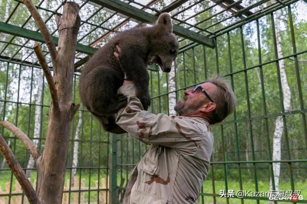 他撿了一隻小熊，以危險為名被帶走，辦護照蓋房子，就要給熊當爹