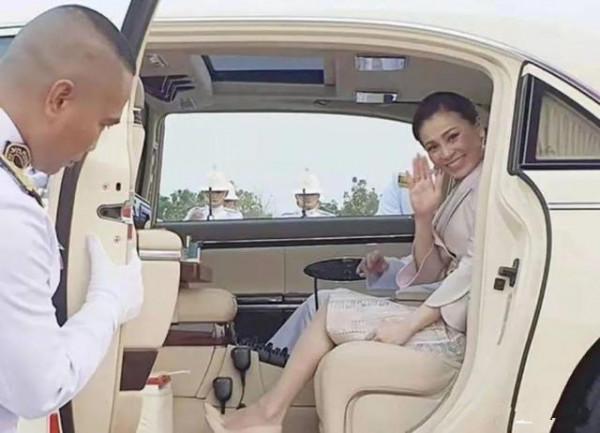 詩妮娜開車和蘇提達開車送泰王，簡直是公開處刑，差距太明顯