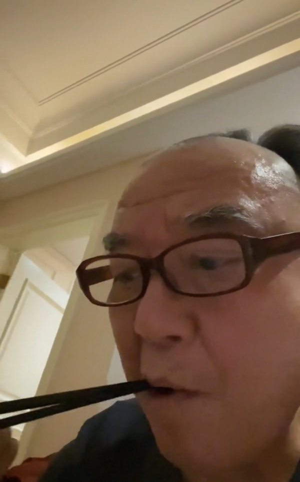 69歲李立群凌晨收工，現身內地蒼蠅小館，眼神迷濛興奮喝伏特加