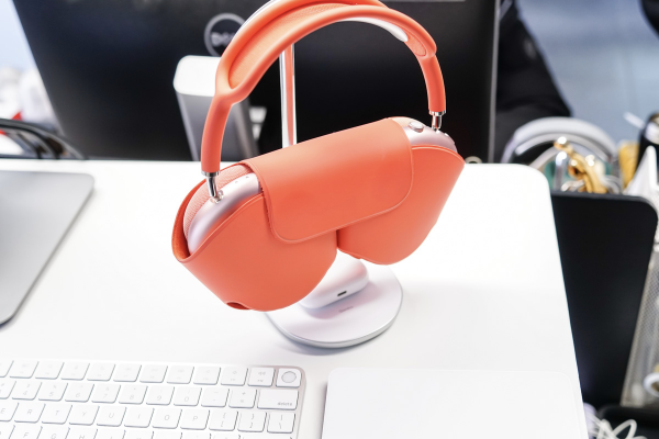 為 AirPods Max 和 AirPods Pro 安個家,邦克仕無線充電支架評測 為 AirPods Max 和 AirPods Pro 安個家,邦克仕無線充電支架評測