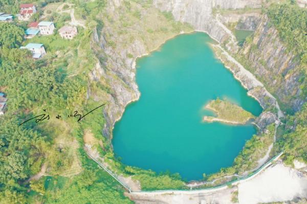 重慶驚現一處“心形”礦坑,隱藏在巴南深山,荒廢已久卻突變網紅 重慶驚現一處“心形”礦坑,隱藏在巴南深山,荒廢已久卻突變網紅
