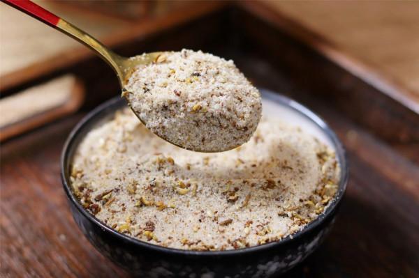 自制“萬用椒鹽”，做菜時捏進去一點，炒菜一下變得好吃起來