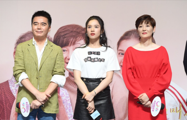 徐帆穿紅裙成焦點，22歲“女兒”初戀臉顏值高，梨形身材卻輸慘