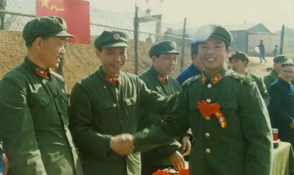 對越自衛反擊戰：他故意帶著全班曬太陽，越軍發現後趁夜偷襲