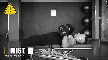 7個極易踩雷的“啞鈴臥推”錯誤,讓你越推越廢 7個極易踩雷的“啞鈴臥推”錯誤,讓你越推越廢