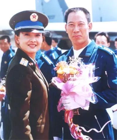 著名演員牛莉為啥甘心嫁給“普通男人”，養育女兒，幸福一生？