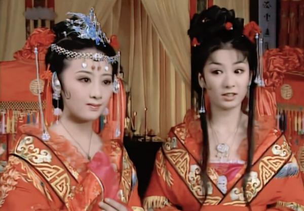 翻車造型一個接一個,沒有蕭薔的顏值,不要輕易駕馭“扇子造型” 翻車造型一個接一個,沒有蕭薔的顏值,不要輕易駕馭“扇子造型”