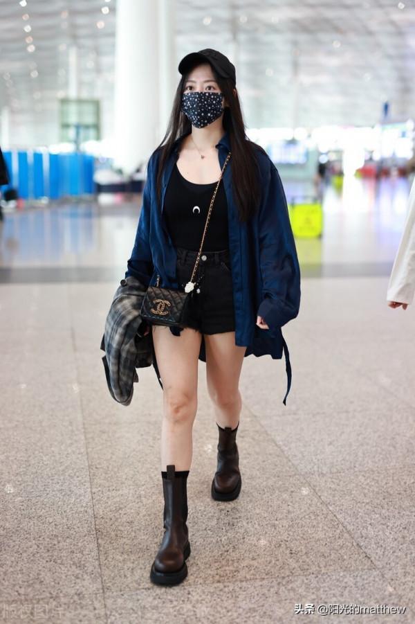 街拍:張靚穎藍色外套+黑色短褲+鏈條包+黑色短靴帥氣迷人 街拍:張靚穎藍色外套+黑色短褲+鏈條包+黑色短靴帥氣迷人