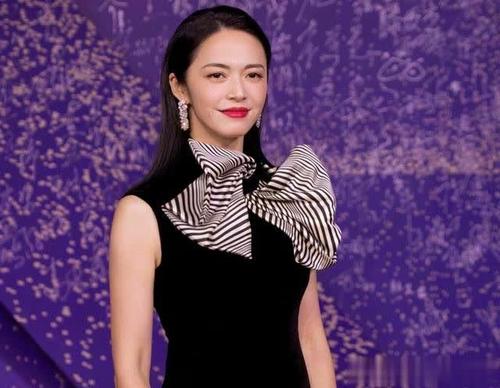 女明星頒獎典禮上奇裝異服，現在看來，尷尬到“辣眼睛”