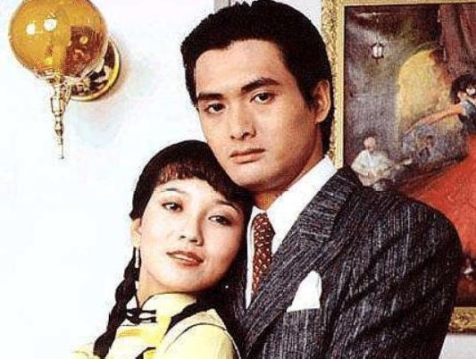 同是給馮程程打傘，周潤發版與黃曉明版，兩個版本的差距有多大？