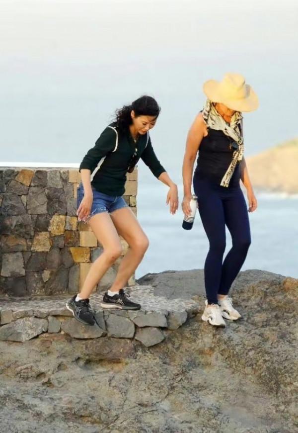 53歲鄧文迪狀態太好啦！穿休閒裝不忘秀美腿，面板白皙細膩惹人羨