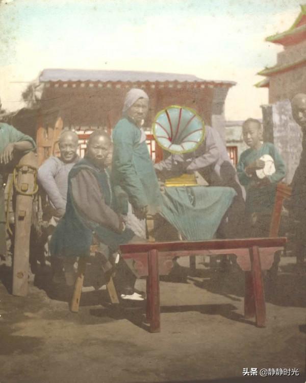 晚清老照片:男子留長指甲,兵丁撅腚射箭,男子舉大石 晚清老照片:男子留長指甲,兵丁撅腚射箭,男子舉大石