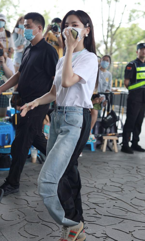 楊超越太個性了,前面牛仔褲後面休閒褲,搭配白色T恤帥氣搶鏡 楊超越太個性了,前面牛仔褲後面休閒褲,搭配白色T恤帥氣搶鏡