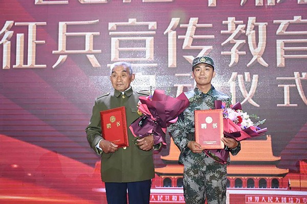 老農稱“我打下過美國人的飛機”被嘲笑，閱兵式上出現嚇壞村民