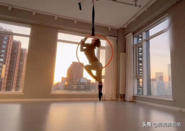 柳巖曬居家做運動影片，“練功房”又大又寬敞，引發網友熱議