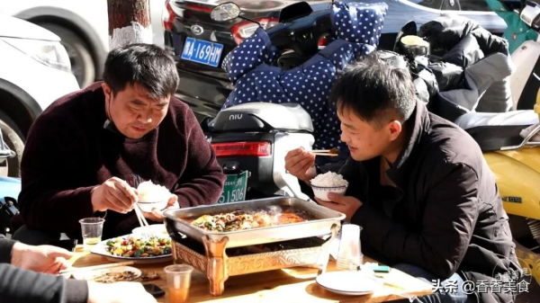 屋裡不讓坐,想吃坐門外,這館子咋這麼牛? 屋裡不讓坐,想吃坐門外,這館子咋這麼牛?