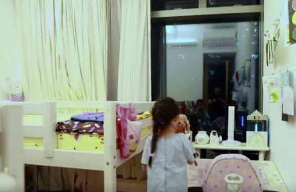 蔡少芬一家住80平公寓，熊黛林家玩具沒地放，她47歲跟母親擠破屋
