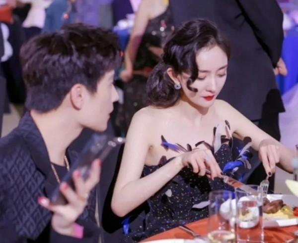 楊冪走紅毯被楊洋遞手機，兩人互動太有愛，姐弟關係再升溫