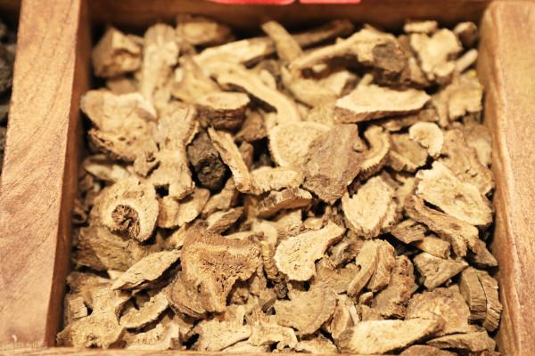 兩味中藥，一個消氣鬱，一個除血瘀，可治心絞痛、胸脅痛