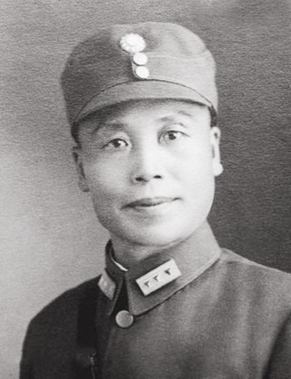 師長被馬家軍殺害，政委裝成乞丐逃脫，12年後率一個軍報仇